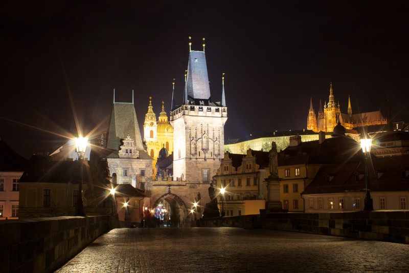 Размытый вид на мост с часовой башней на заднем плане (карлов мост, charles bridge, мост, ночь, достопримечательность)