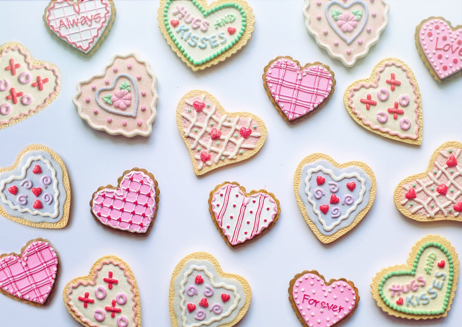 Un primer plano de una mesa con muchas galletas de diferentes formas (galletas, forma de corazón, día de san valentín, romántico, rosa)