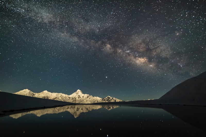 Вид на млечный путь и звезды над горами (mount gongga, minya konka, китай, млечный путь, ледниковые горы)