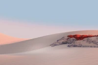 Rote Dünenlandschaft gegen einen ruhigen Himmel