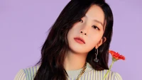 Kang Seulgi von Red Velvet hält eine Blume vor einem lila Hintergrund