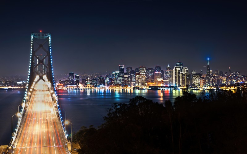 Арабский вид на городской пейзаж ночью с мостом (мост окленд бэй, oakland bay bridge, сан франциско, городской пейзаж, огни города)