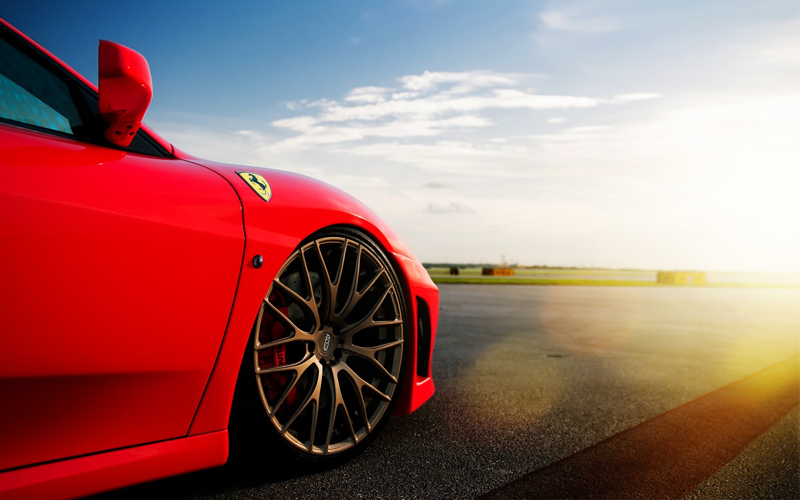 Gros plan d'une voiture de sport rouge garée sur une route (ferrari f430, voiture de sport, voiture, roue, roue en alliage)