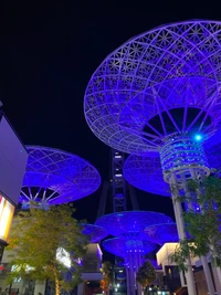 Coberturas Azul Majorelle: Círculos Iluminados da Paisagem Noturna de Cingapura