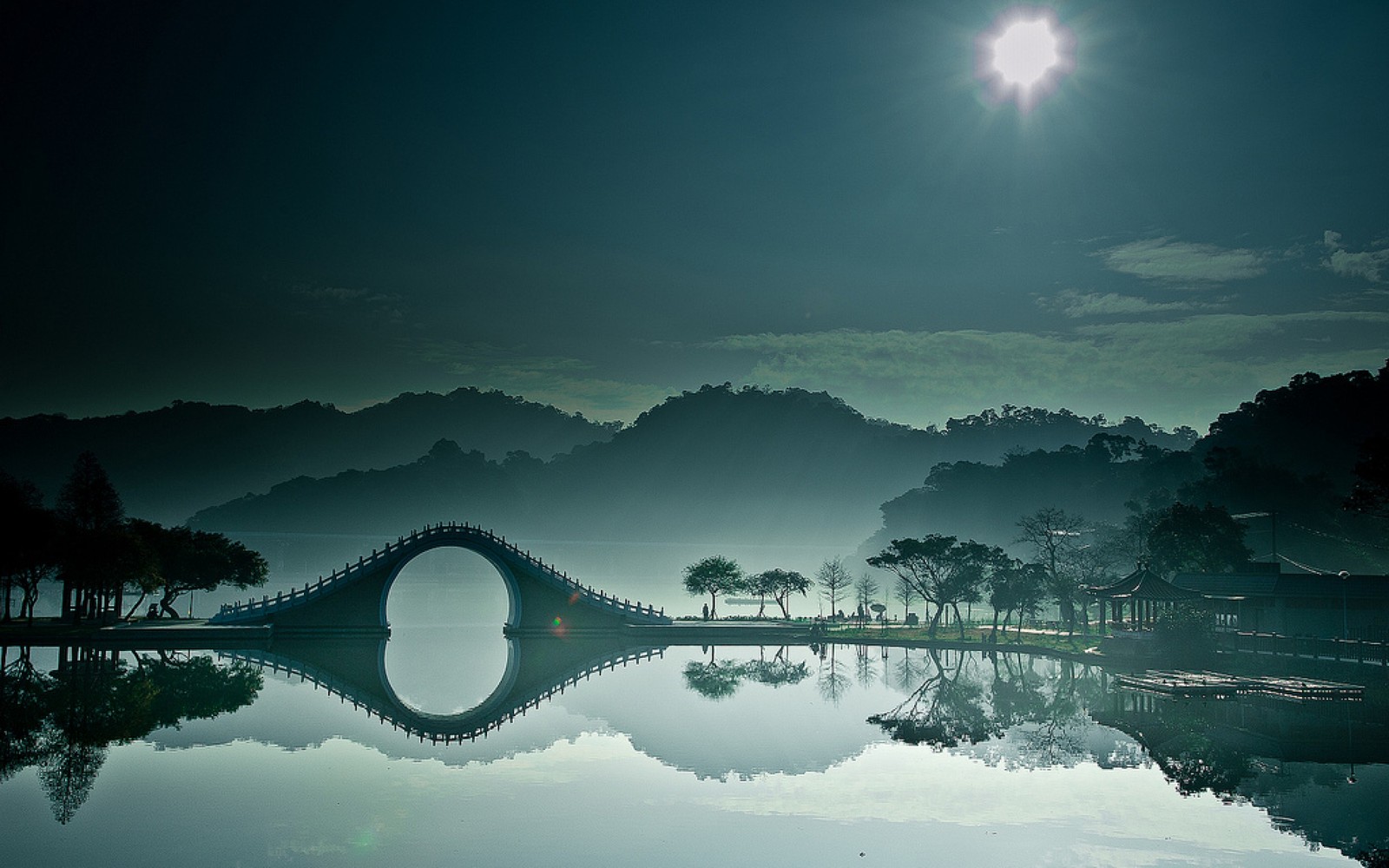 Lade brücke, reflexion, natur, wasser, licht Hintergrund herunter