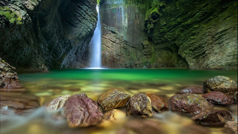 Крупным планом водопад в каньоне с камнями и водой (водопад, природа, водные ресурсы, вода, водоток)