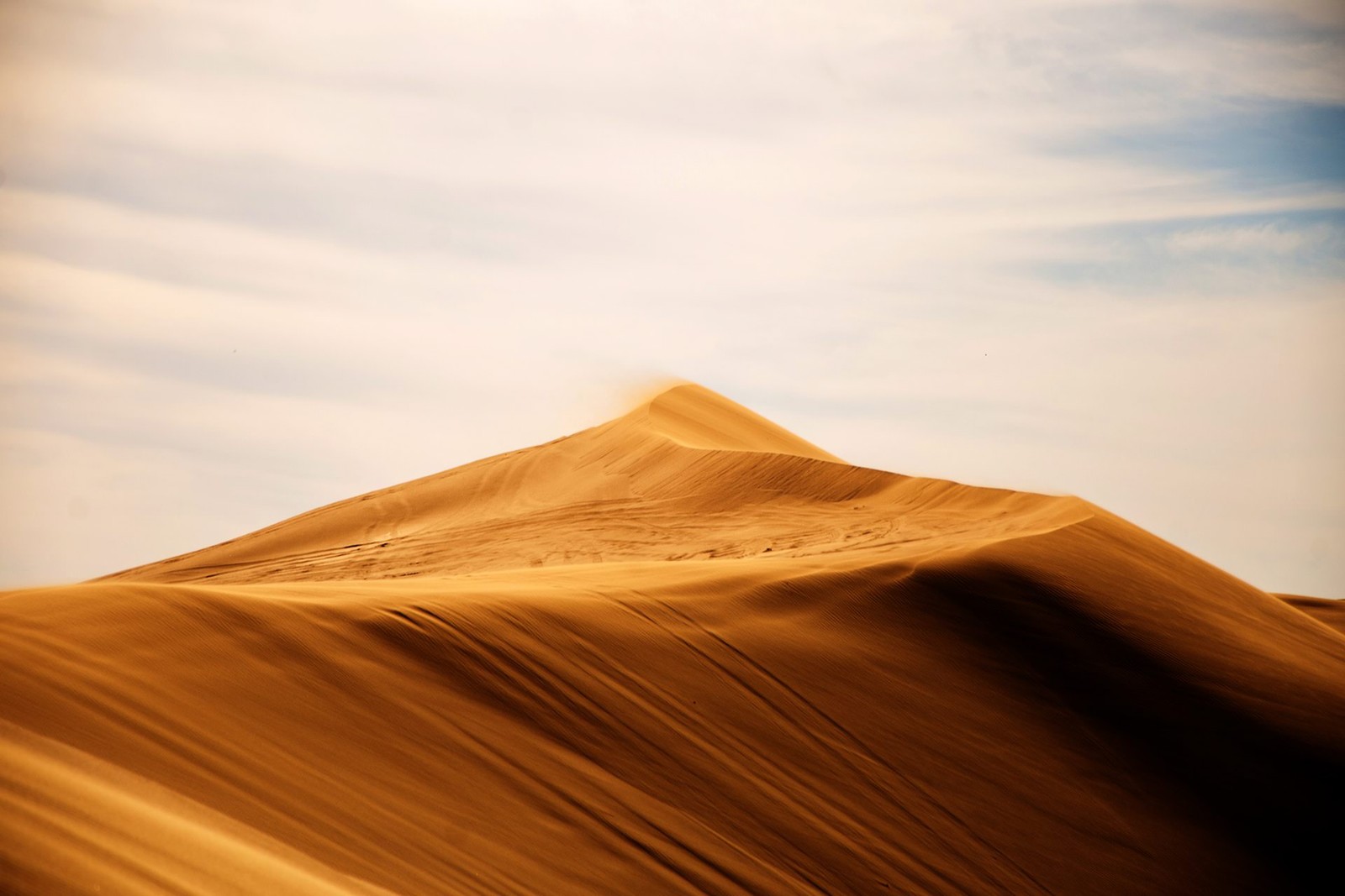 Sanddüne in der wüste mit blauem himmel (dune, wüste, sand, erg, äolische landschaftsform)