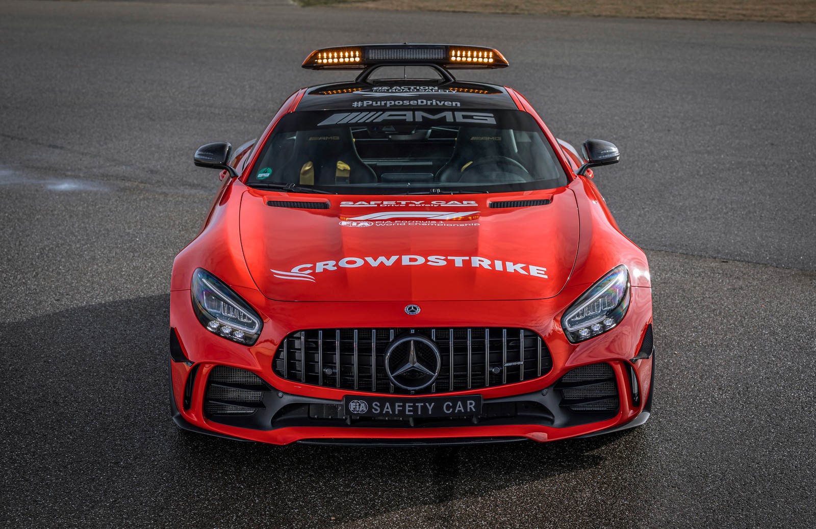 Крупный план гоночного автомобиля mercedes amg gt3 на трассе (mercedes amg gt r f1 safety car, 2021, 5k, машины, обои 4k)