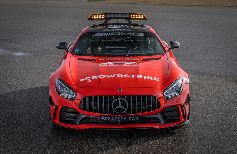 Крупный план гоночного автомобиля mercedes amg gt3 на трассе (mercedes amg gt r f1 safety car, 2021, 5k, машины, обои 4k)