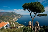 Vista cênica de Positano: uma cidade costeira cercada por montanhas e o mar