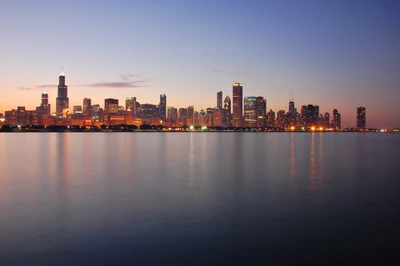 Skyline von Chicago bei Dämmerung: Ein panoramischer Blick auf urbane Eleganz