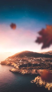 Idyllische Ibiza-Landschaft bei Dämmerung mit üppigen Palmen und einem majestätischen Kreuzfahrtschiff