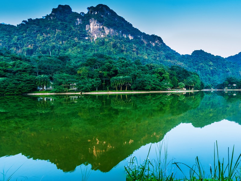 Горы, отраженные в озере с голубым небом (вьетнам, vietnam, гора, заповедник, природа)