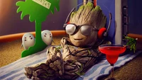 Groot relajándose con gafas de sol y una bebida en un entorno tropical