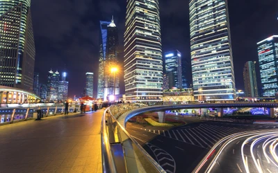 L'horizon nocturne de Shanghai : Un paysage urbain vibrant de gratte-ciels et de vie urbaine