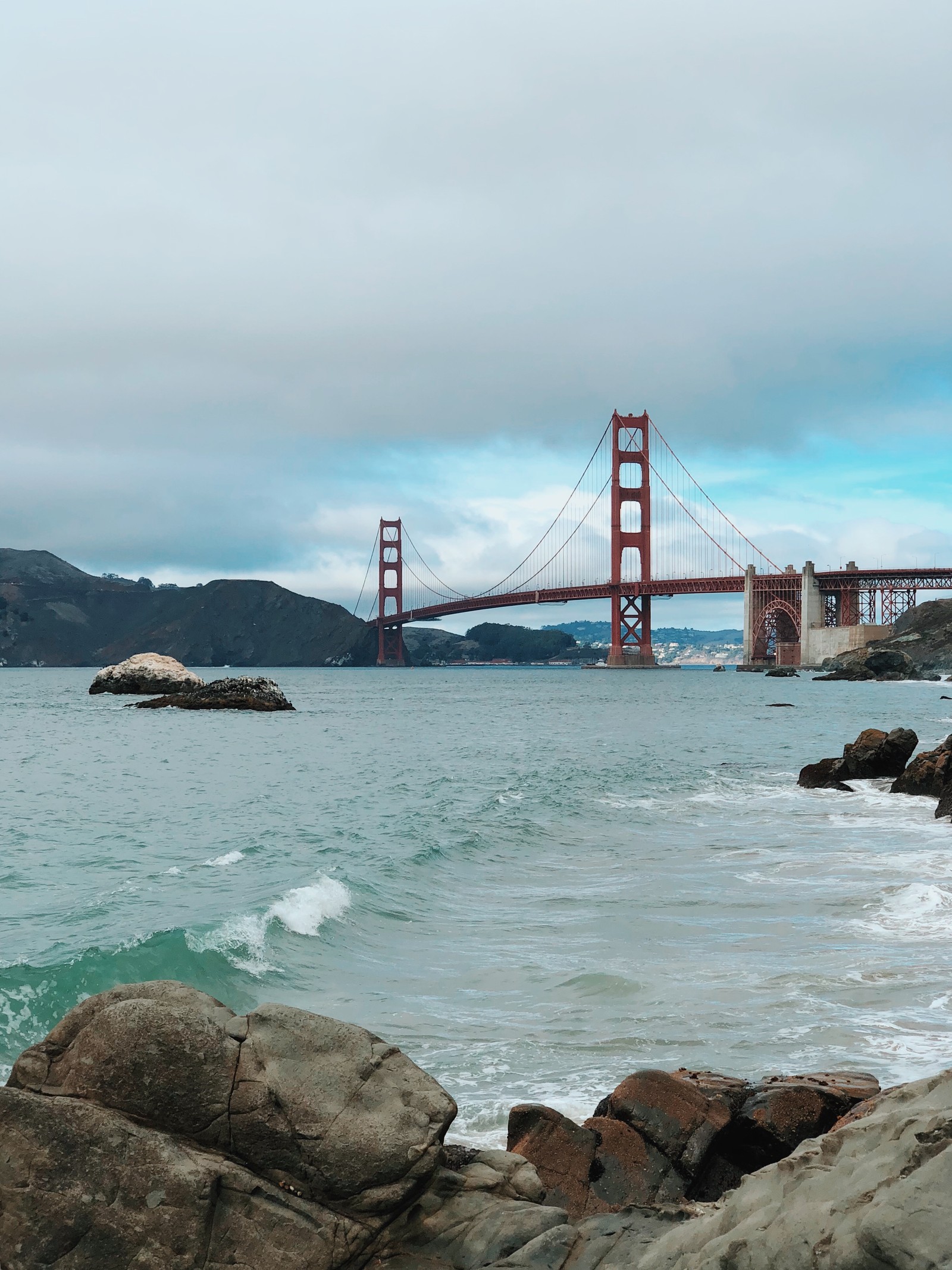 Большое водоем с мостом на фоне (мост золотые ворота, golden gate bridge, подвесной мост, море, мост)