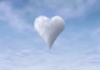 Nube en forma de corazón en un cielo azul claro