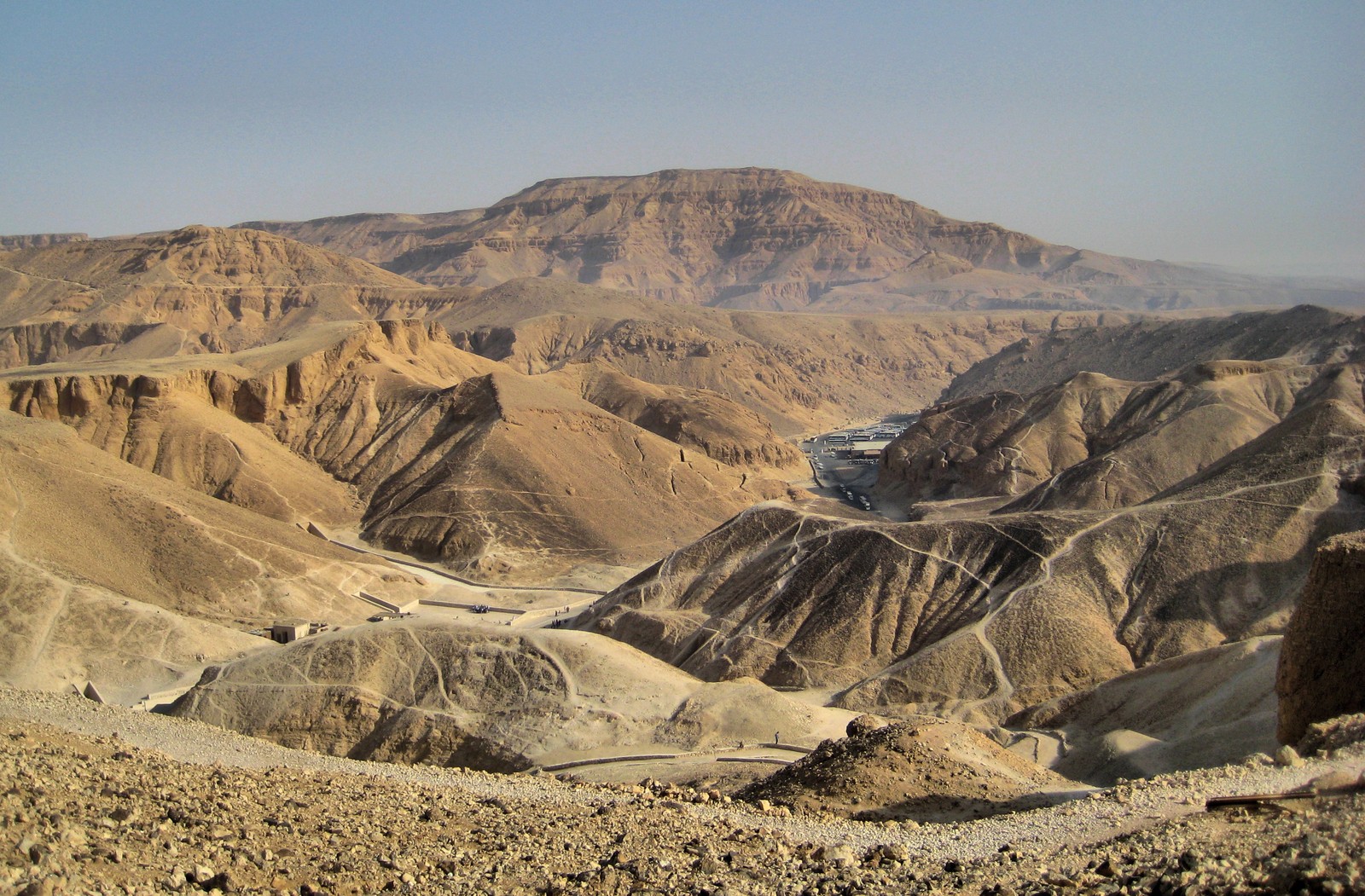 Luftaufnahme eines tals mit einem fluss in der mitte (valley, badlands, wadi, geologie, wüste)