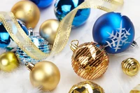 Elegante Weihnachtsornamente in Marineblau und Gold für eine festliche Feier