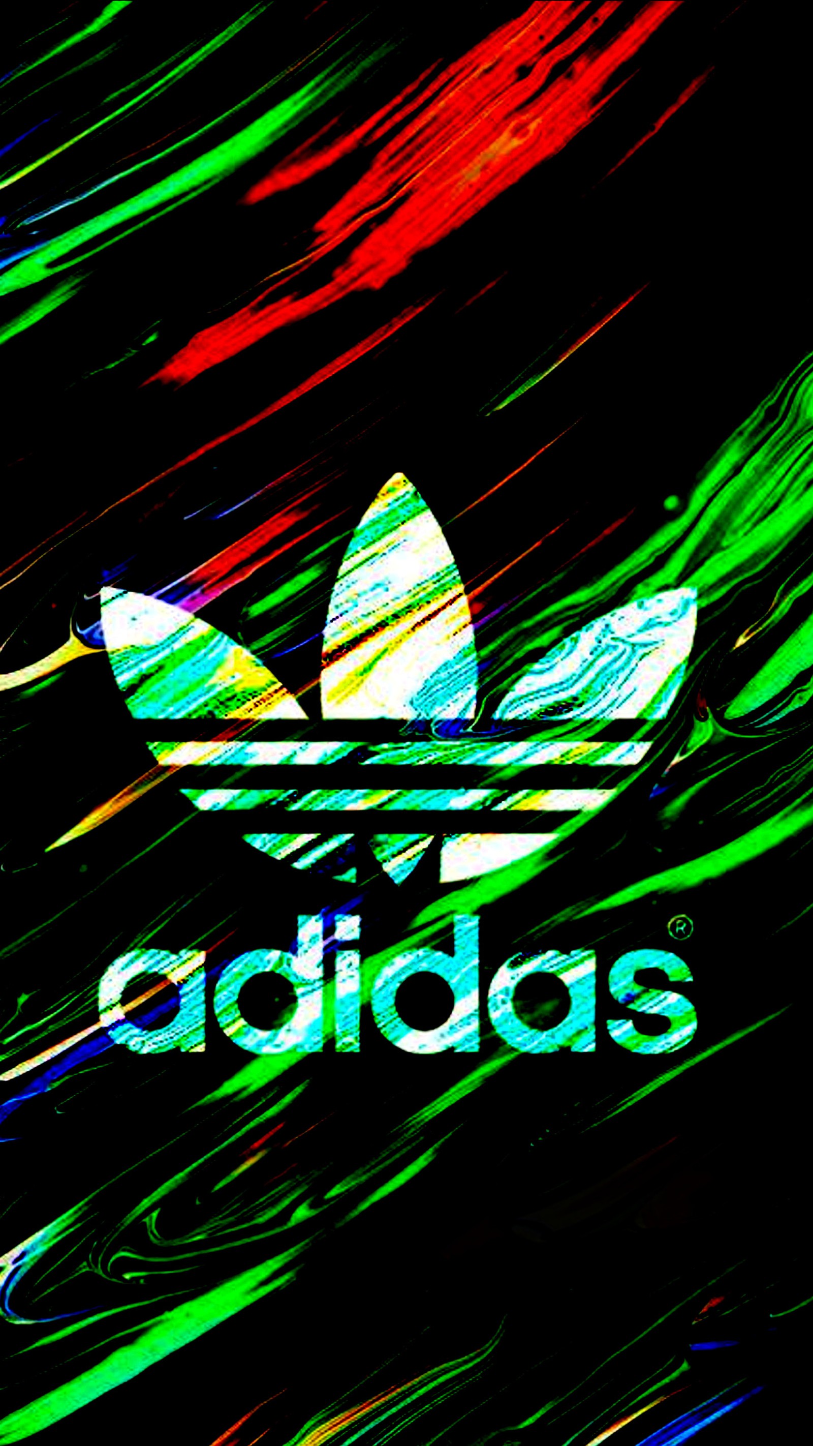 Близкий план цветного логотипа adidas на черном фоне (бренд, логотип, марка)