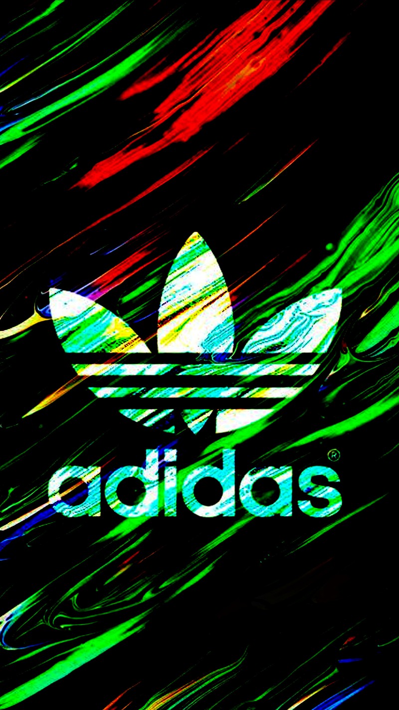 Близкий план цветного логотипа adidas на черном фоне (бренд, логотип, марка)