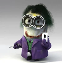 Un minion espiègle déguisé en méchant, avec un costume violet et des cheveux verts, tenant une carte à jouer.