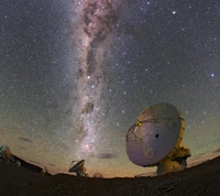 Antenas parabólicas bajo un cielo estrellado