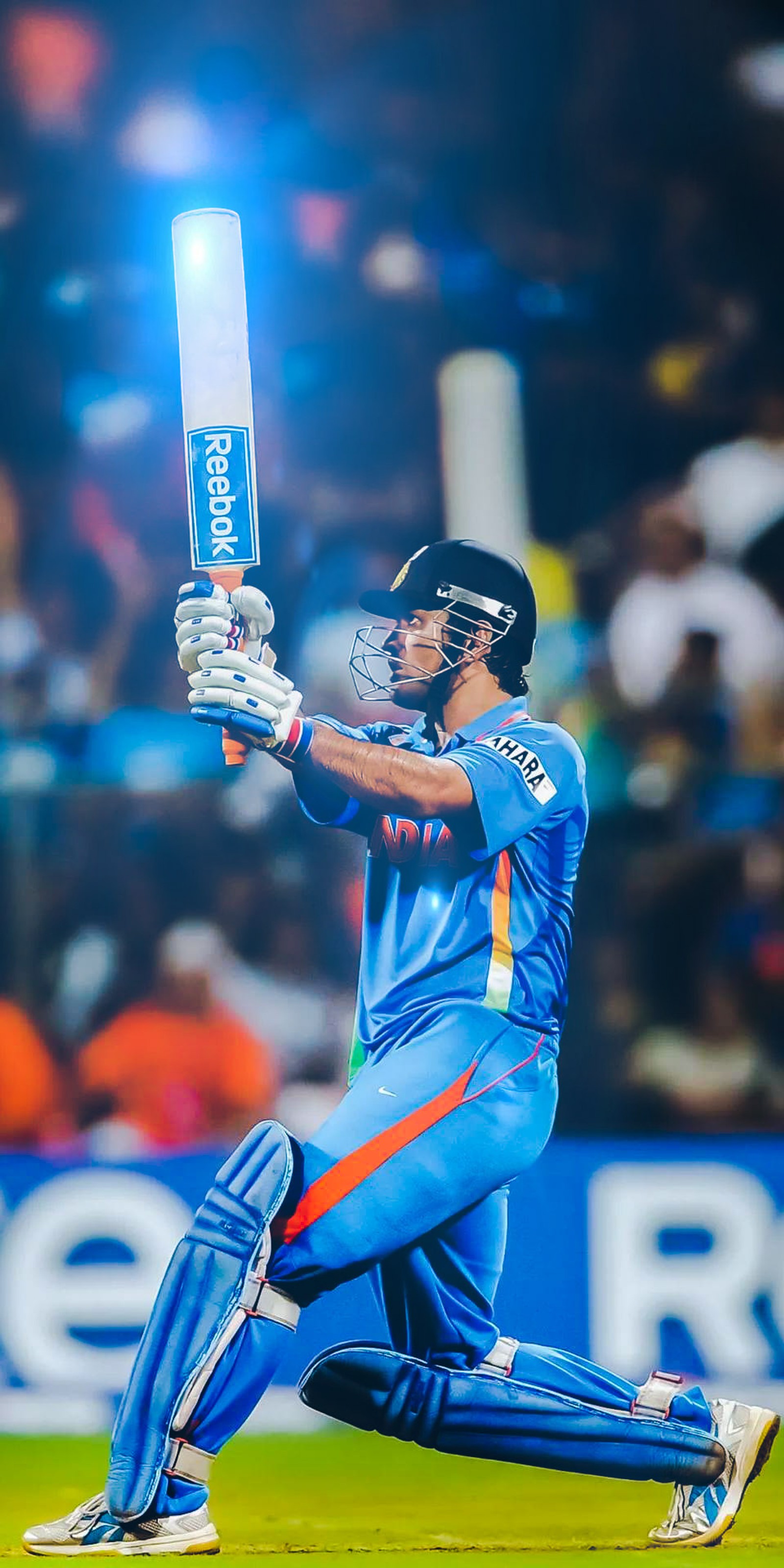 Imagen de un hombre en uniforme azul balanceando un bate (csk, dhoni, india, mahi, equipo)