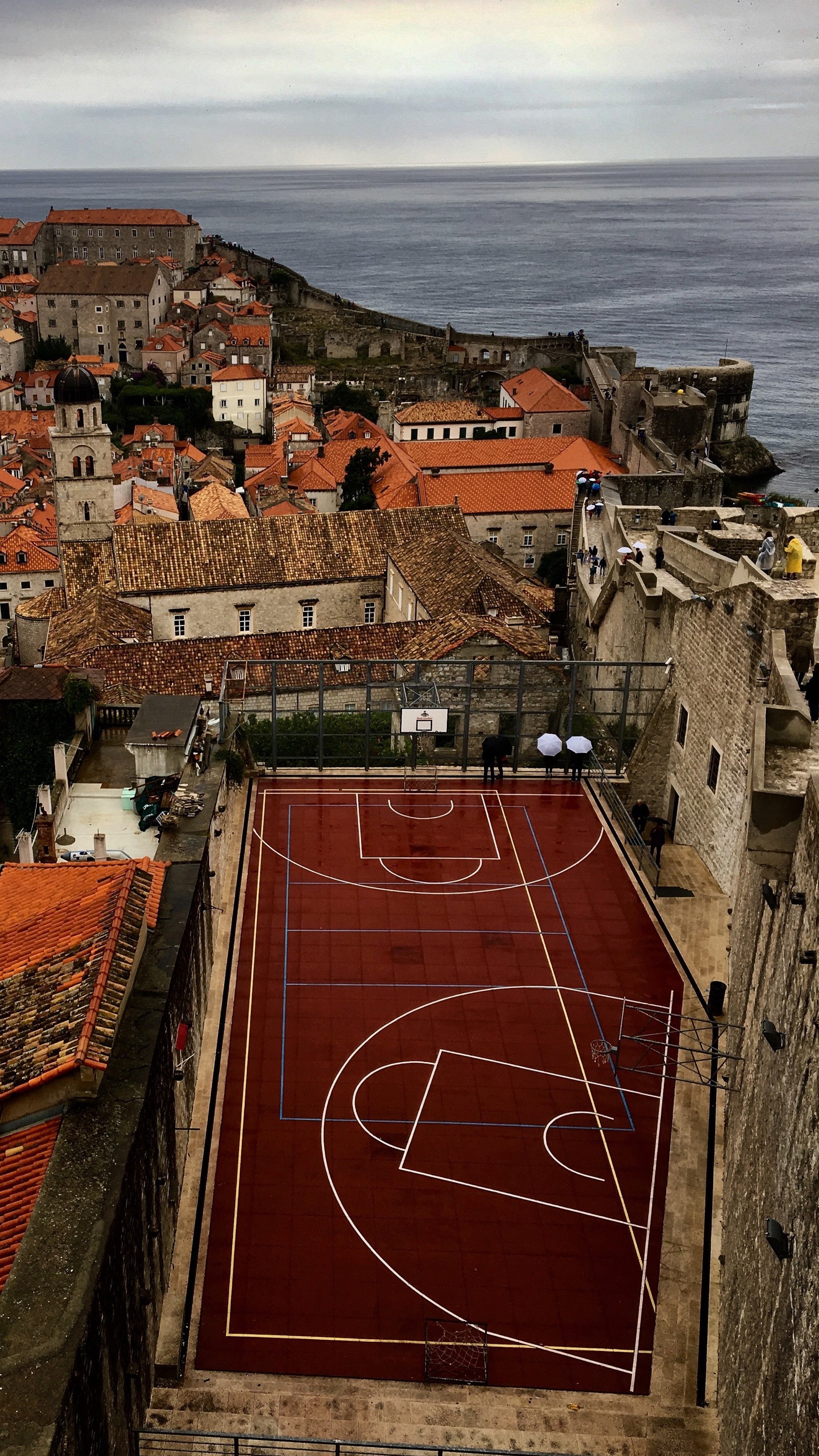 Cancha de baloncesto en una ciudad con vista al océano (baloncesto, nba, zedgebball18, deportes)