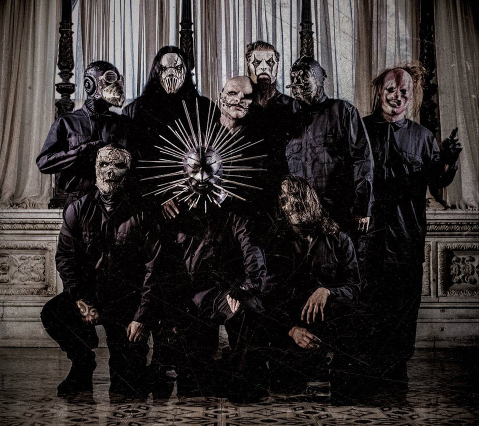 Image artistique d'un groupe de personnes habillées en noir avec des masques (5 gray chapter, nouveau métal, slipknot)