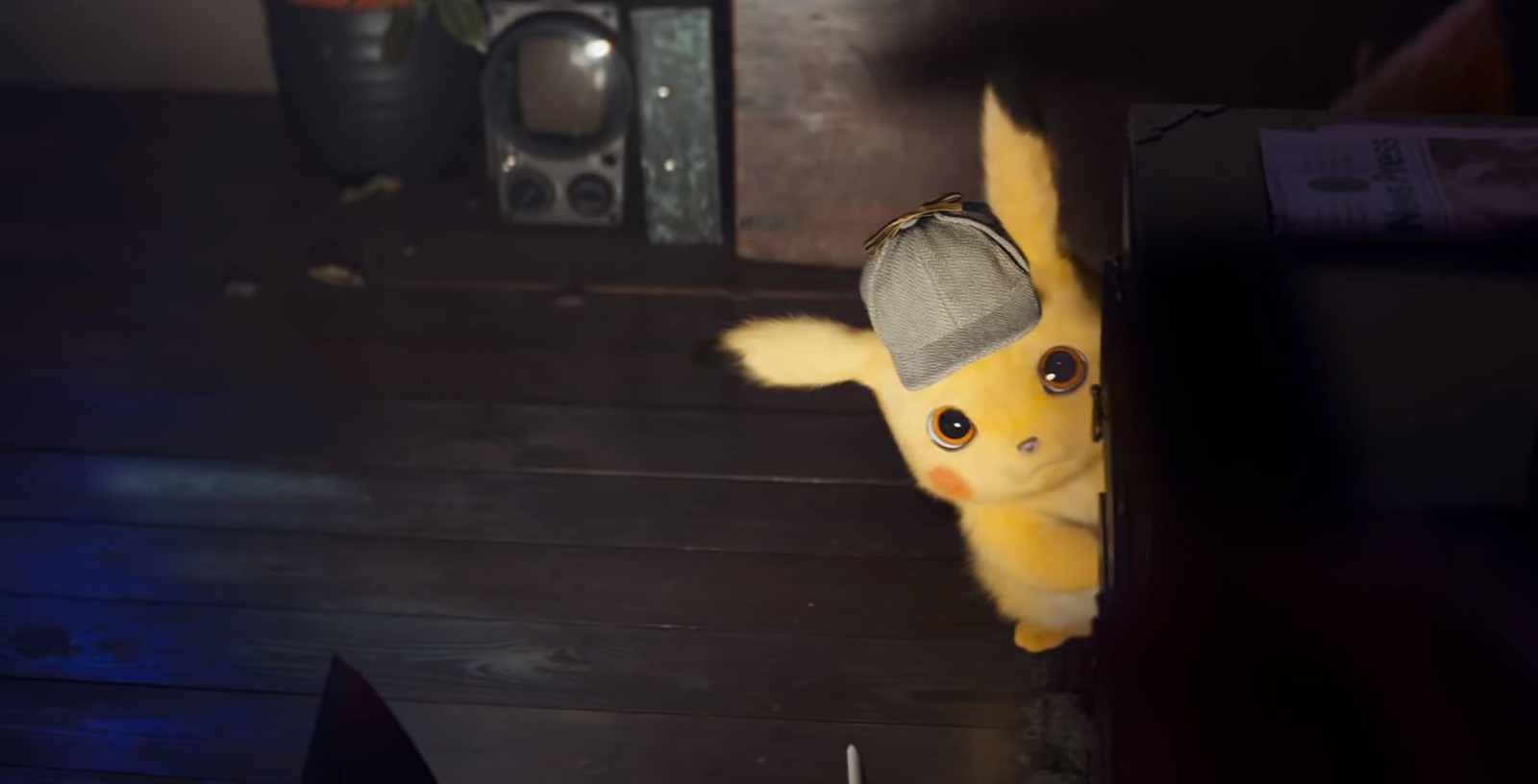 Le pokémon pikachu se tient dans une pièce avec une télévision (mignon, pikachu, pikachu detective)