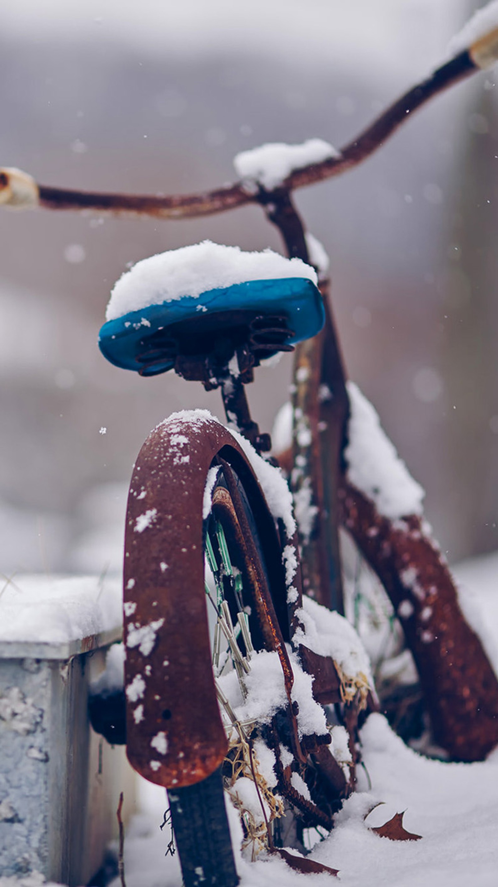 Lade fahrrad, schneebedeckt Hintergrund herunter