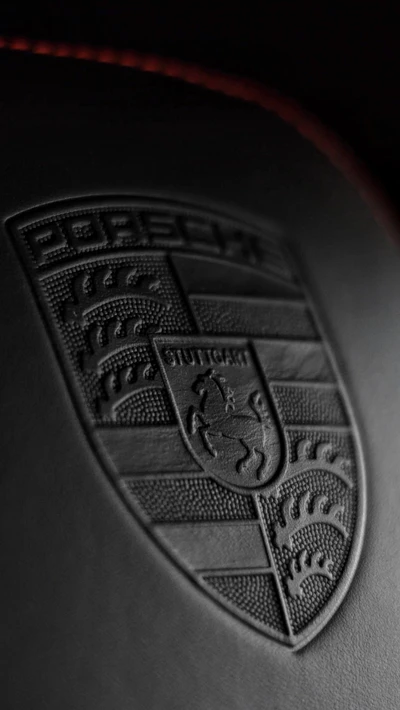 Détail du blason Porsche sur le siège en cuir