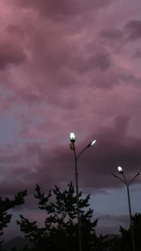 Estética vintage do céu: Nuvens escuras iluminadas por postes de luz