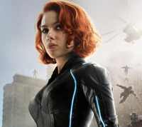 Natasha Romanoff lista para la acción, mostrando su icónico cabello rojo y su elegante traje negro contra un fondo de caos.