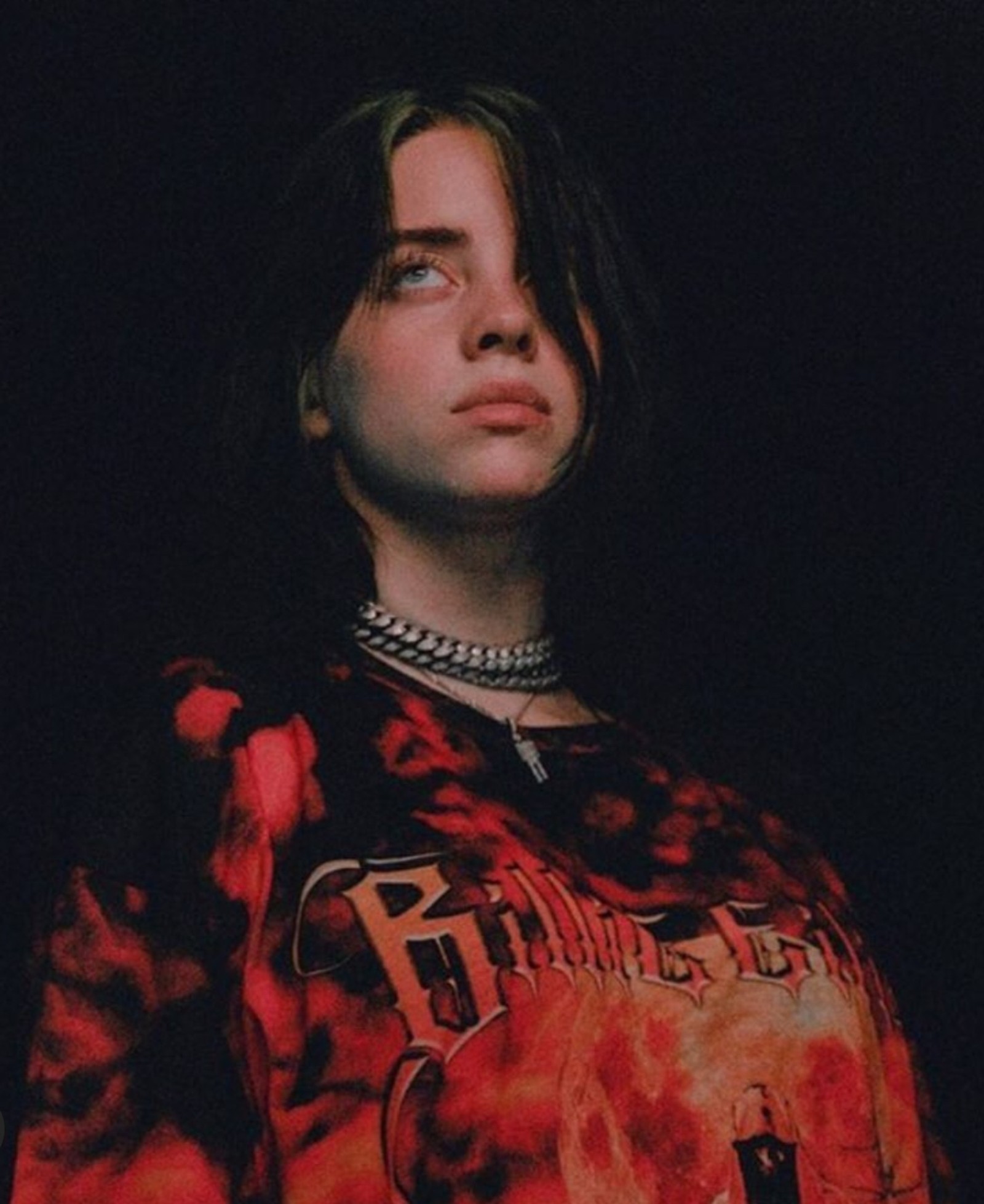 Uma imagem adulterada de uma mulher com uma corrente ao redor do pescoço. (estética, mau garoto, billie, billie eilish, eilish)