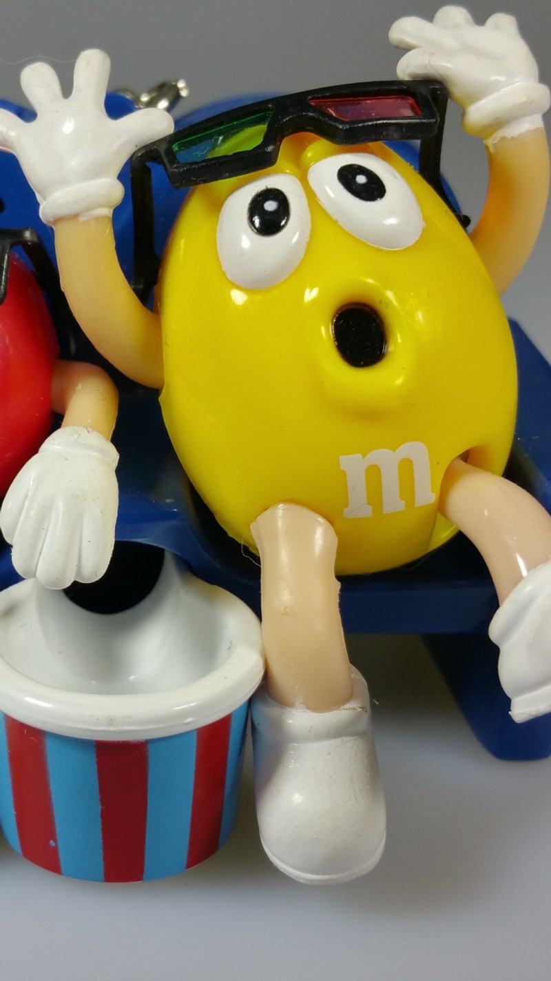 Игрушка желтого персонажа m&m с чашкой кофе (дуваркалид, duvarkagidi, озканаты, ozcanates)