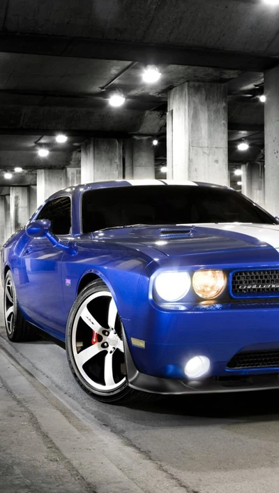 Dodge Challenger azul ajustado em um ambiente de garagem urbana