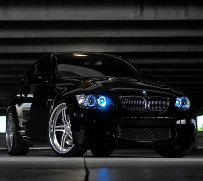 Impresionante BMW negro con luces azules en un entorno urbano dinámico