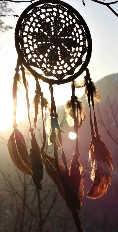 Apanhador de sonhos iluminado pelo nascer do sol