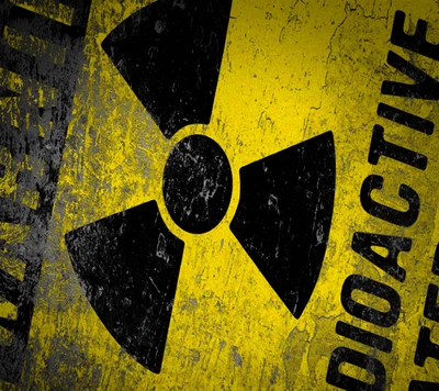 Symbole radioactif sur surface usée