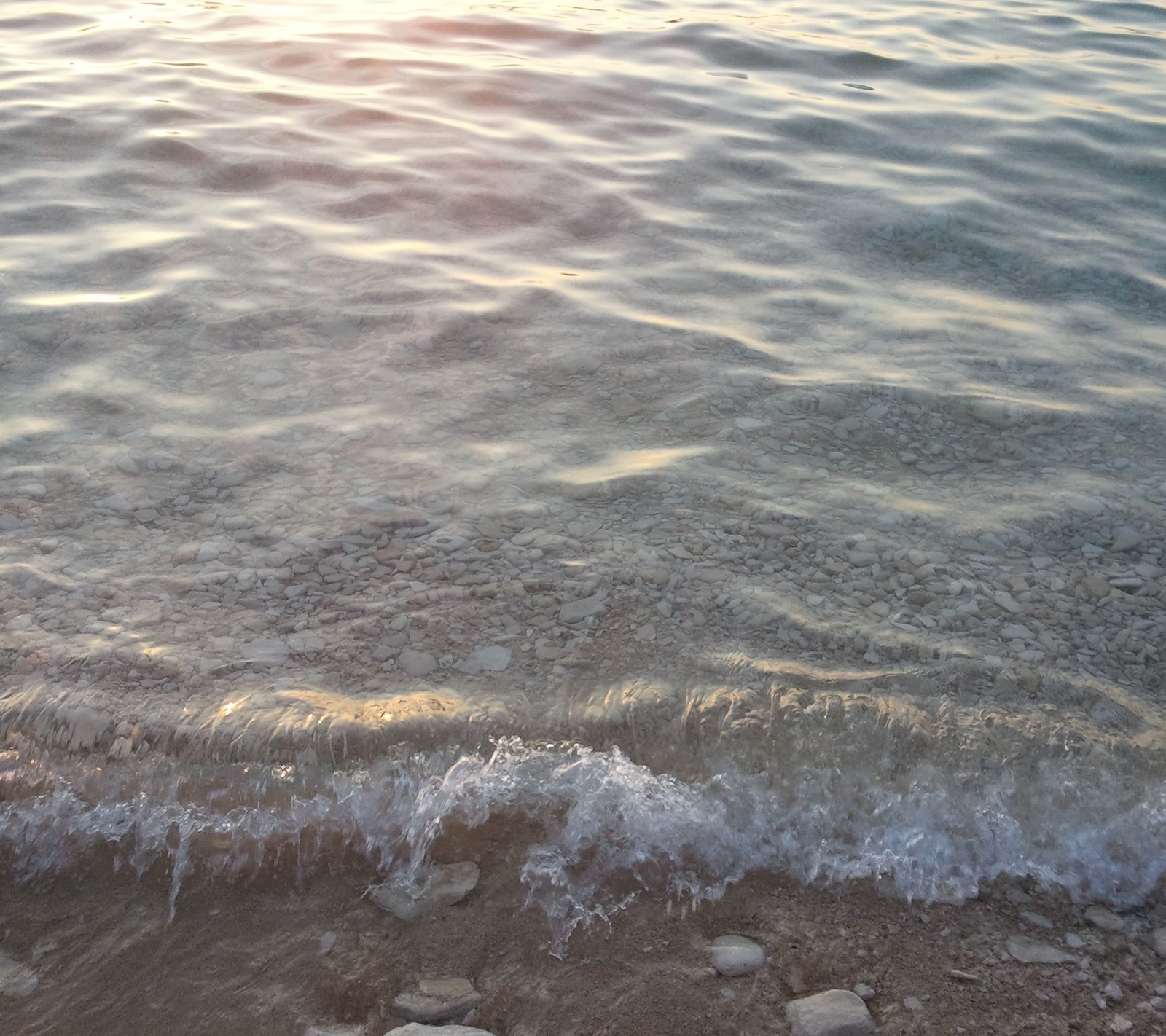 There is a small wave coming in to the shore of the beach (croatia, little, meer, ocean, sea)