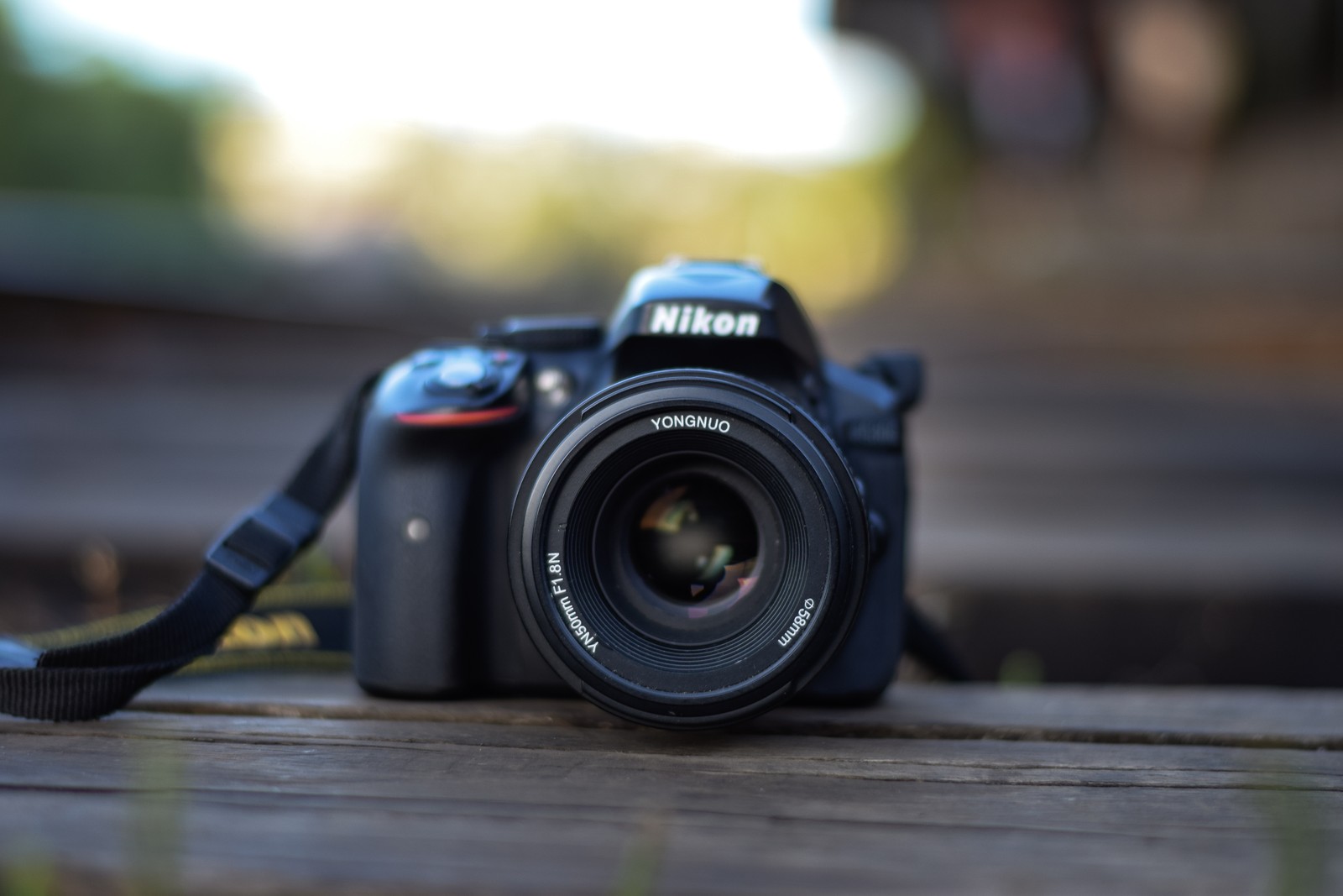 Gros plan d'un appareil photo avec une sangle (caméra, photographie, vintage)