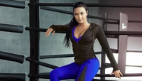 Demi Lovato em uma pose atlética impressionante, mostrando força e determinação.