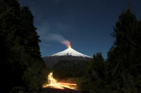 Volcán Villarrica en erupción por la noche: un espectáculo de fuego y naturaleza