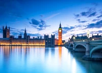 Reflejos del crepúsculo de las Casas del Parlamento y Big Ben