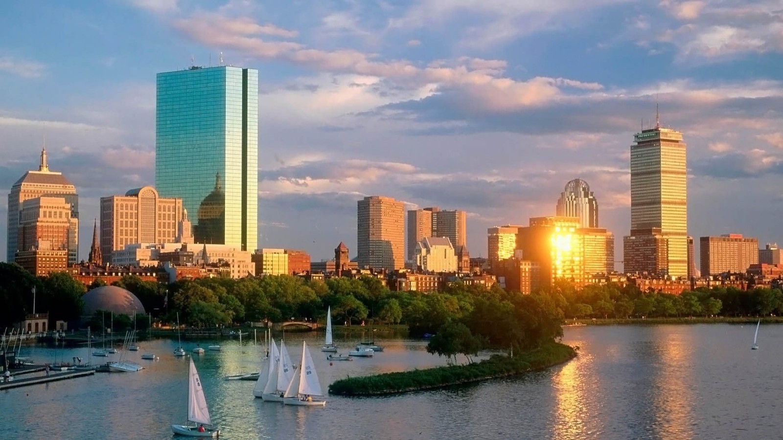 Vista aérea de um horizonte de cidade com veleiros na água (boston, cidade, paisagem urbana, linha do horizonte, arranha céus)