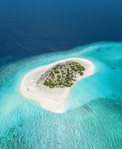 Tropischer Atoll umgeben von azurblauen Gewässern und Korallenriffen