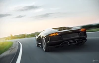 Lamborghini Aventador in dynamischer Bewegung auf einer malerischen Straße bei Sonnenuntergang.