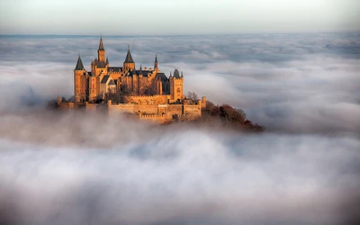 El Castillo de Hohenzollern emerge de la niebla matutina